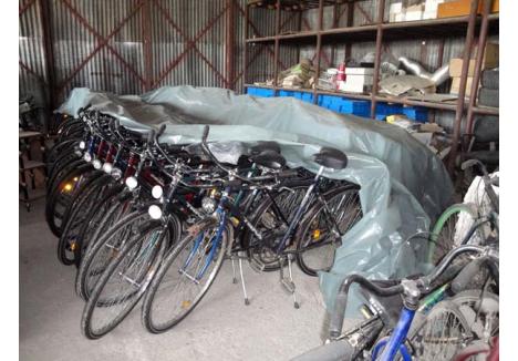 PRAF PESTE JAF. Deşi la finalul proiectului bicicletele au ajuns să coste nu mai puţin de 875 euro, la ora actuală ele zac prăfuite într-un depozit de pe strada Barcăului